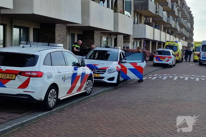 Vrouw meerdere keren gestoken bij woning