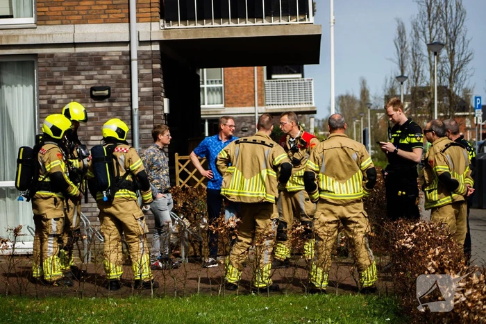 Brandweer onderzoekt stank in appartement