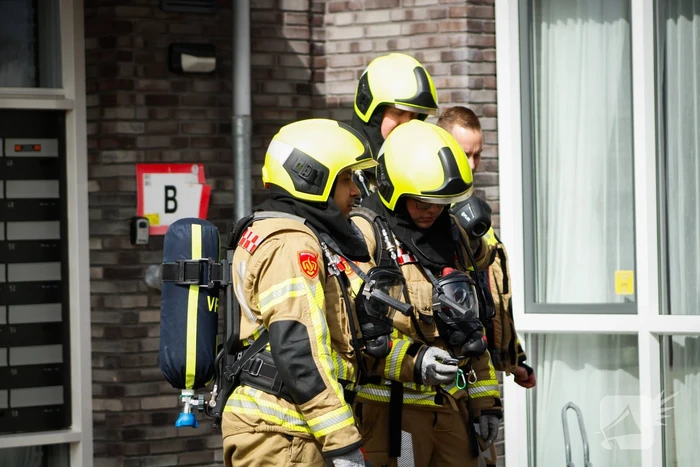 Brandweer onderzoekt stank in appartement