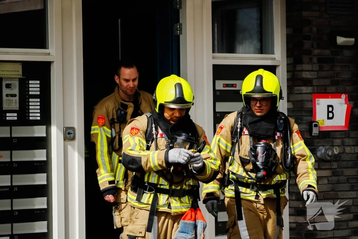 Brandweer onderzoekt stank in appartement