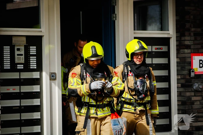 Brandweer onderzoekt stank in appartement