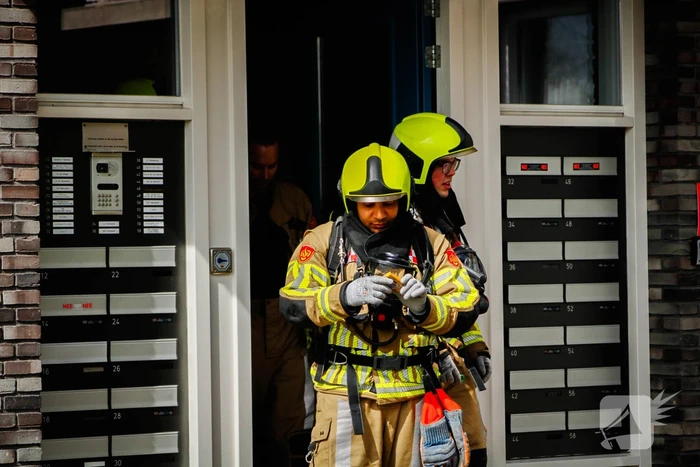 Brandweer onderzoekt stank in appartement