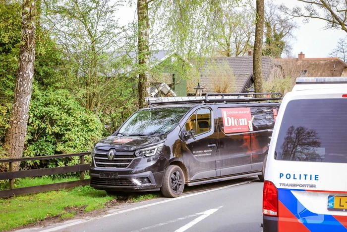 Twee wielrenners zwaargewond bij botsing met bestelbus