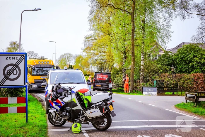 Twee wielrenners zwaargewond bij botsing met bestelbus