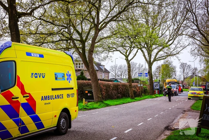 Twee wielrenners zwaargewond bij botsing met bestelbus