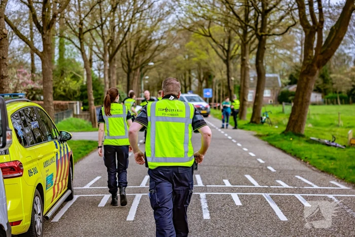 Twee wielrenners zwaargewond bij botsing met bestelbus