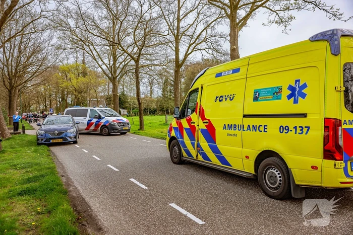 Twee wielrenners zwaargewond bij botsing met bestelbus