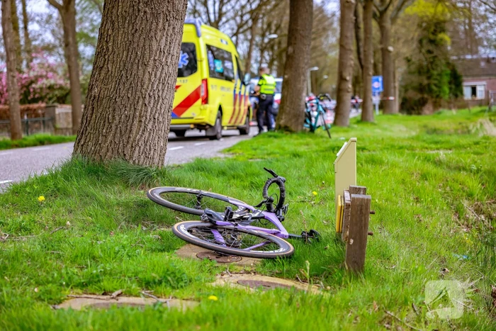 Twee wielrenners zwaargewond bij botsing met bestelbus