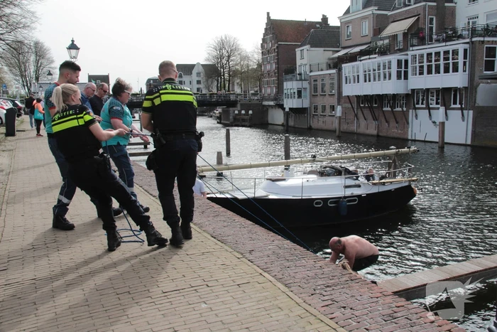 Hulpverleners schieten te hulp als motorboot in problemen komt