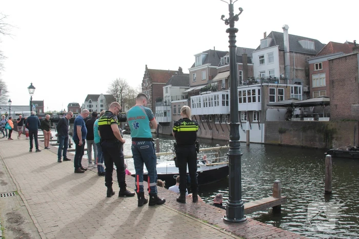 Hulpverleners schieten te hulp als motorboot in problemen komt