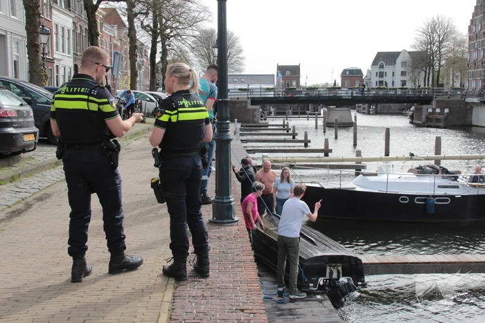 Hulpverleners schieten te hulp als motorboot in problemen komt