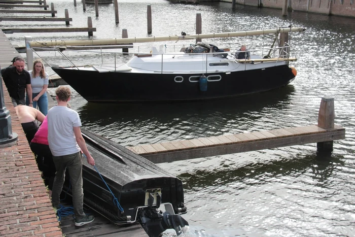 Hulpverleners schieten te hulp als motorboot in problemen komt