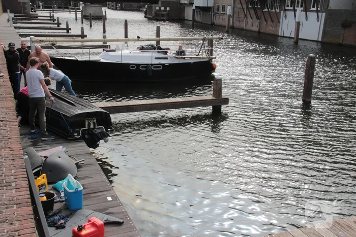 Hulpverleners schieten te hulp als motorboot in problemen komt