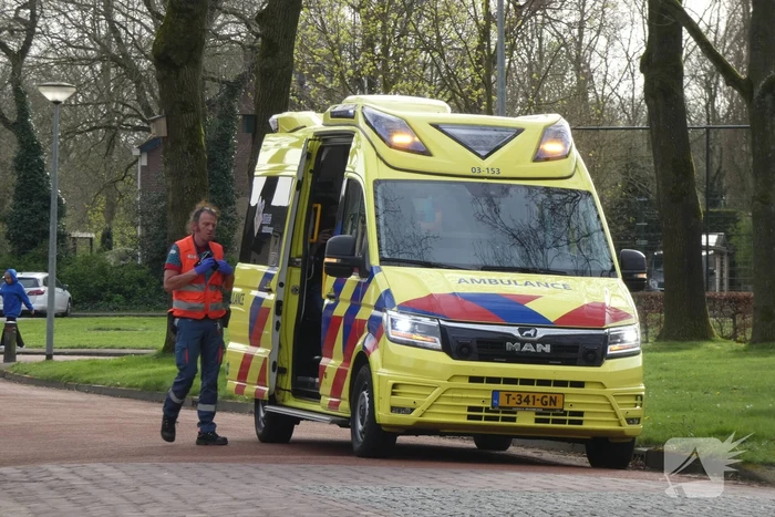 Fietser gewond na inhalen van twee mede fietsers