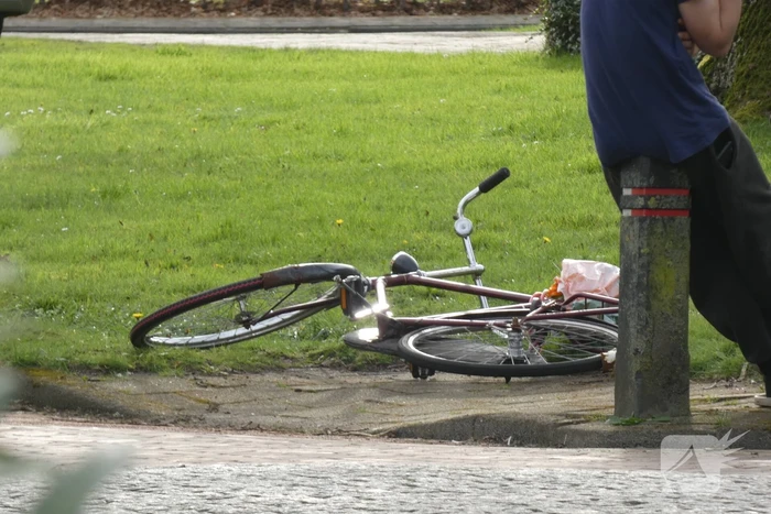 Fietser gewond na inhalen van twee mede fietsers