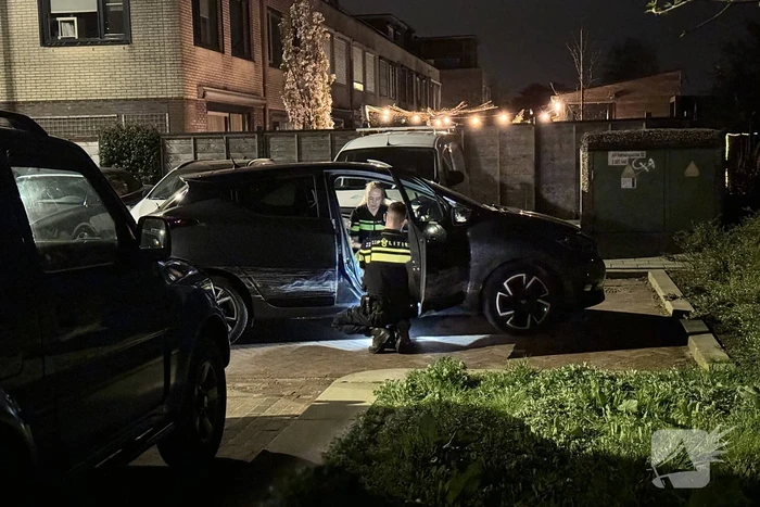 Auto flink beschadigd na achtervolging, inzittenden slaan op de vlucht