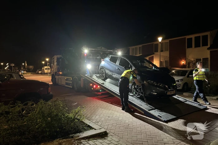 Auto flink beschadigd na achtervolging, inzittenden slaan op de vlucht