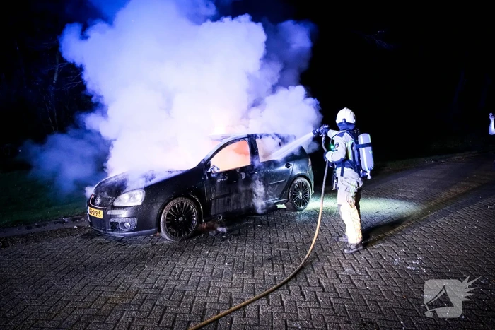 Auto volledig verwoest door brand tijdens rit