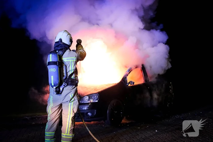 Auto volledig verwoest door brand tijdens rit