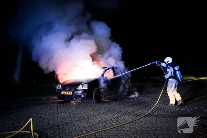 Auto volledig verwoest door brand tijdens rit