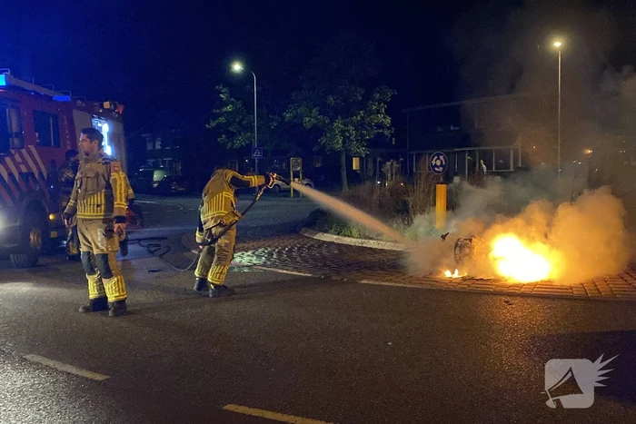 Opnieuw scooter in brand gestoken, politie start onderzoek