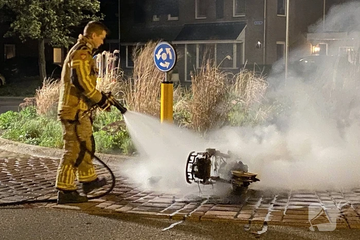 Opnieuw scooter in brand gestoken, politie start onderzoek