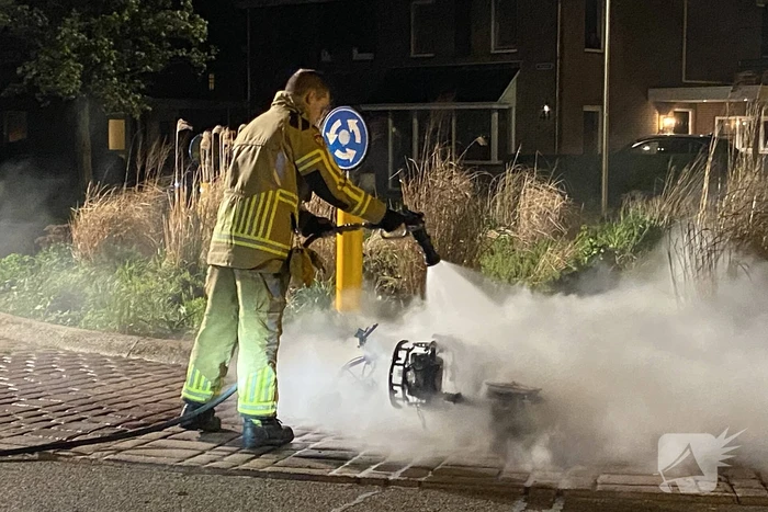 Opnieuw scooter in brand gestoken, politie start onderzoek