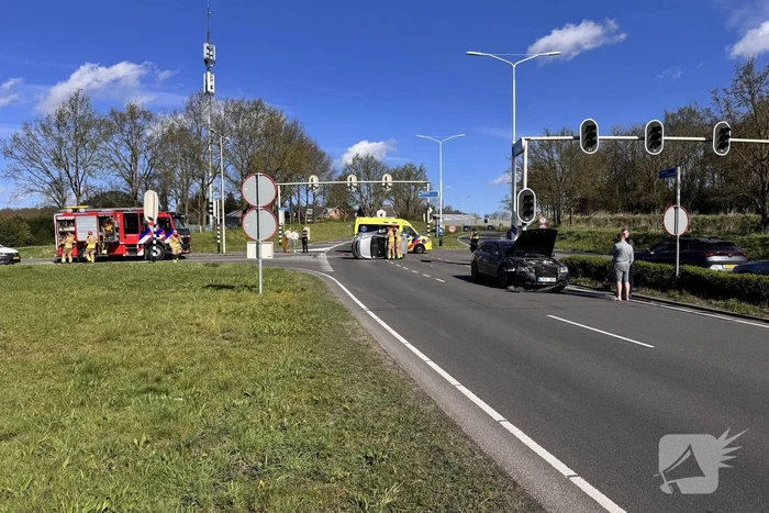 Auto belandt op zijkant na botsing op kruising