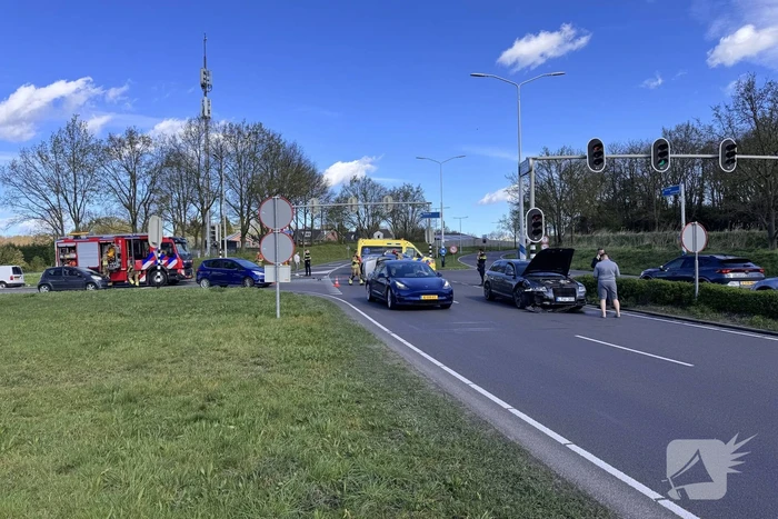 Auto belandt op zijkant na botsing op kruising