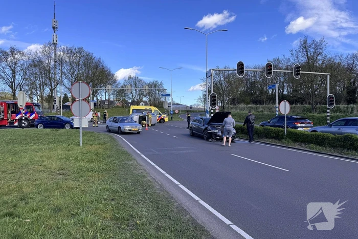 Auto belandt op zijkant na botsing op kruising