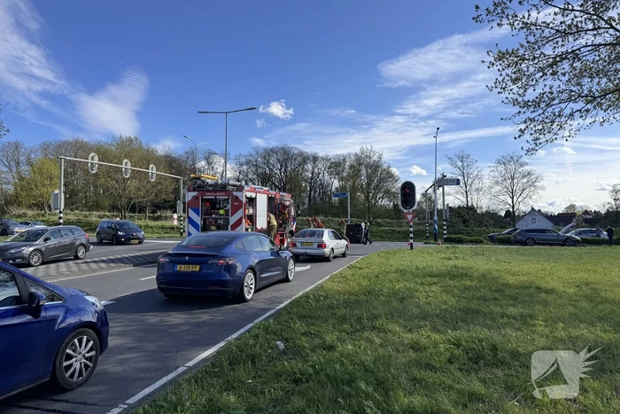 Auto belandt op zijkant na botsing op kruising