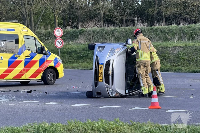 Auto belandt op zijkant na botsing op kruising