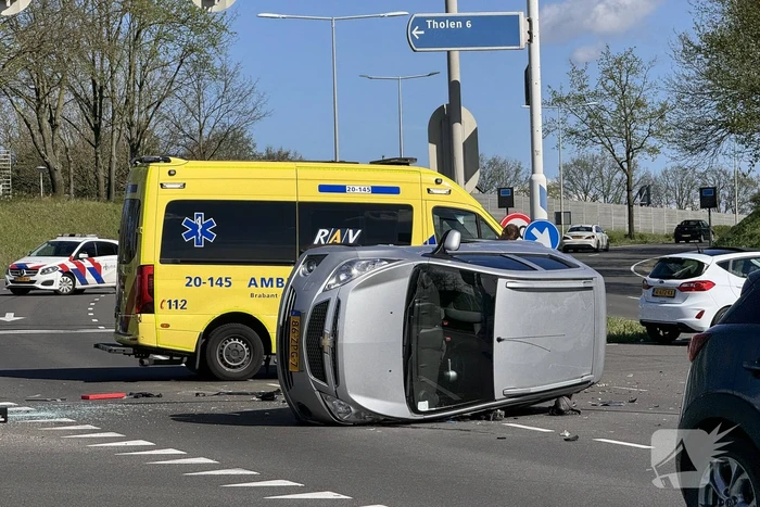 Auto belandt op zijkant na botsing op kruising