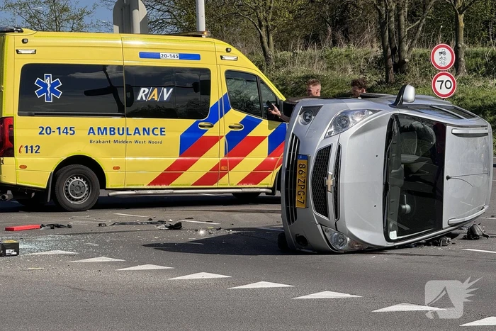 Auto belandt op zijkant na botsing op kruising