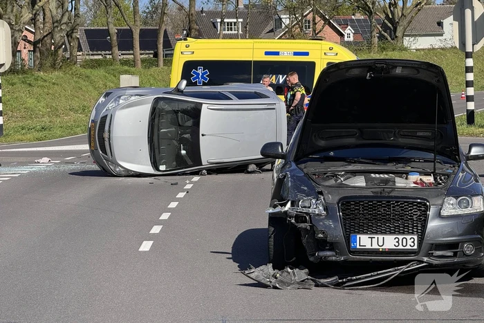 Auto belandt op zijkant na botsing op kruising