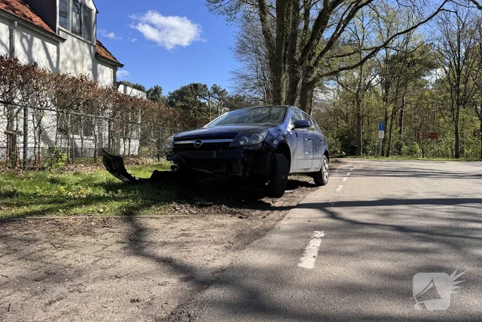 Auto loopt fikse schade op nadat deze op varkensrug rijdt