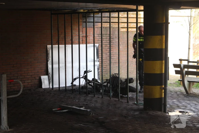 Grote schade door brandende scooter onder overkapping