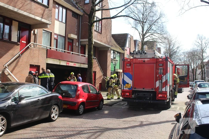 Grote schade door brandende scooter onder overkapping