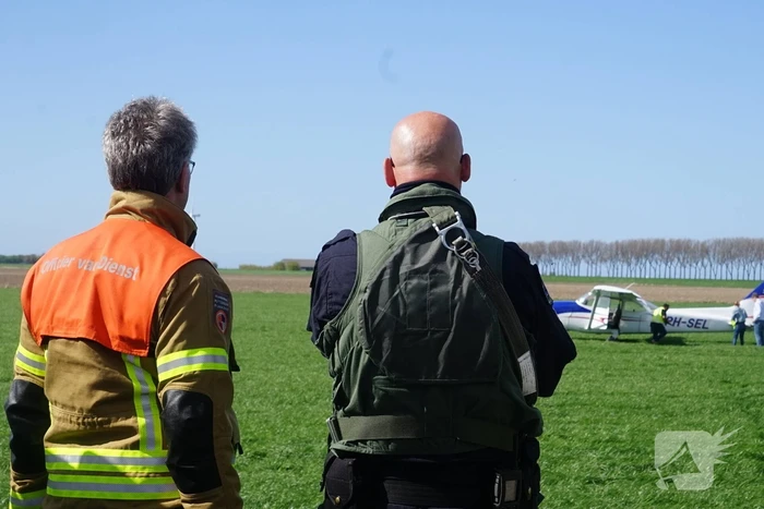 Sportvliegtuig maakt noodlanding in weiland