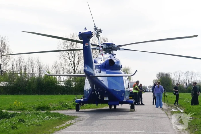 Sportvliegtuig maakt noodlanding in weiland