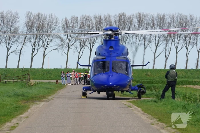 Sportvliegtuig maakt noodlanding in weiland
