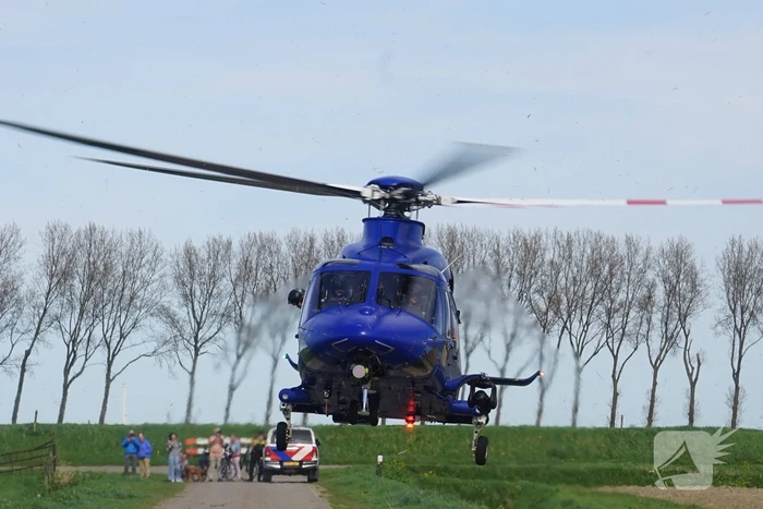 Sportvliegtuig maakt noodlanding in weiland