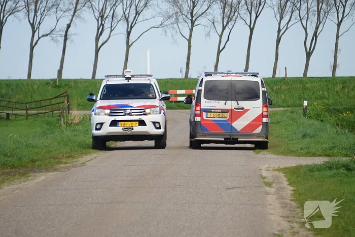 Sportvliegtuig maakt noodlanding in weiland