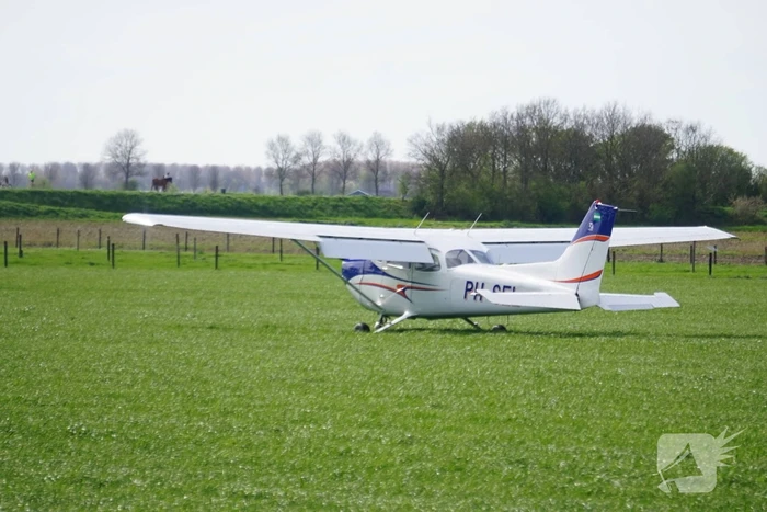 Sportvliegtuig maakt noodlanding in weiland