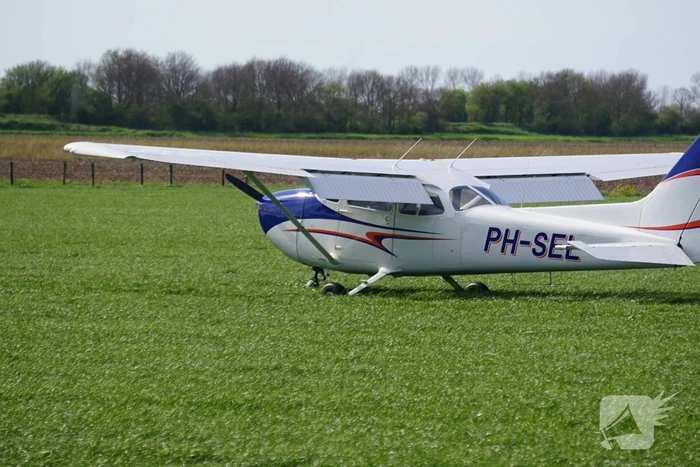 Sportvliegtuig maakt noodlanding in weiland