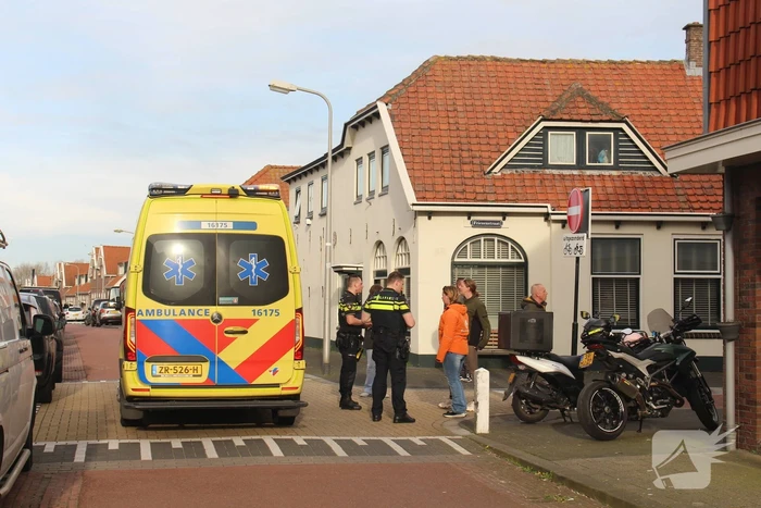 Bezorger op scooter gewond na val met fietser