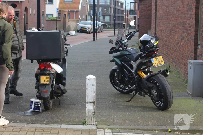 Bezorger op scooter gewond na val met fietser