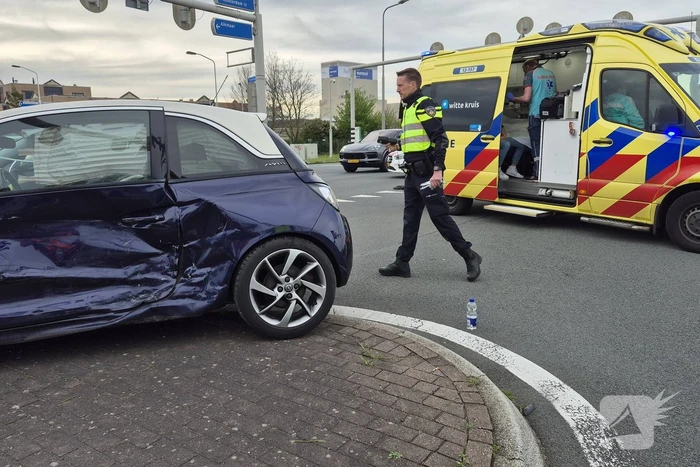 Twee auto's botsen op elkaar