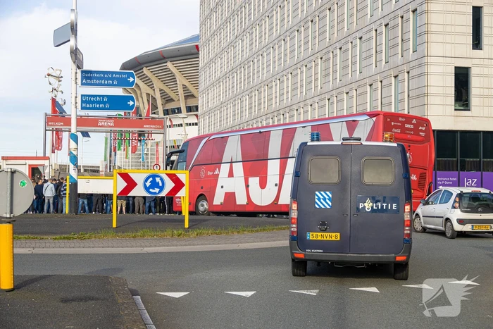 Ajax-aanhangers wachten spelersbus op na vernedering in Rotterdam