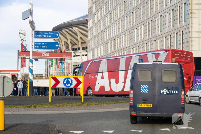 Ajax-aanhangers wachten spelersbus op na vernedering in Rotterdam